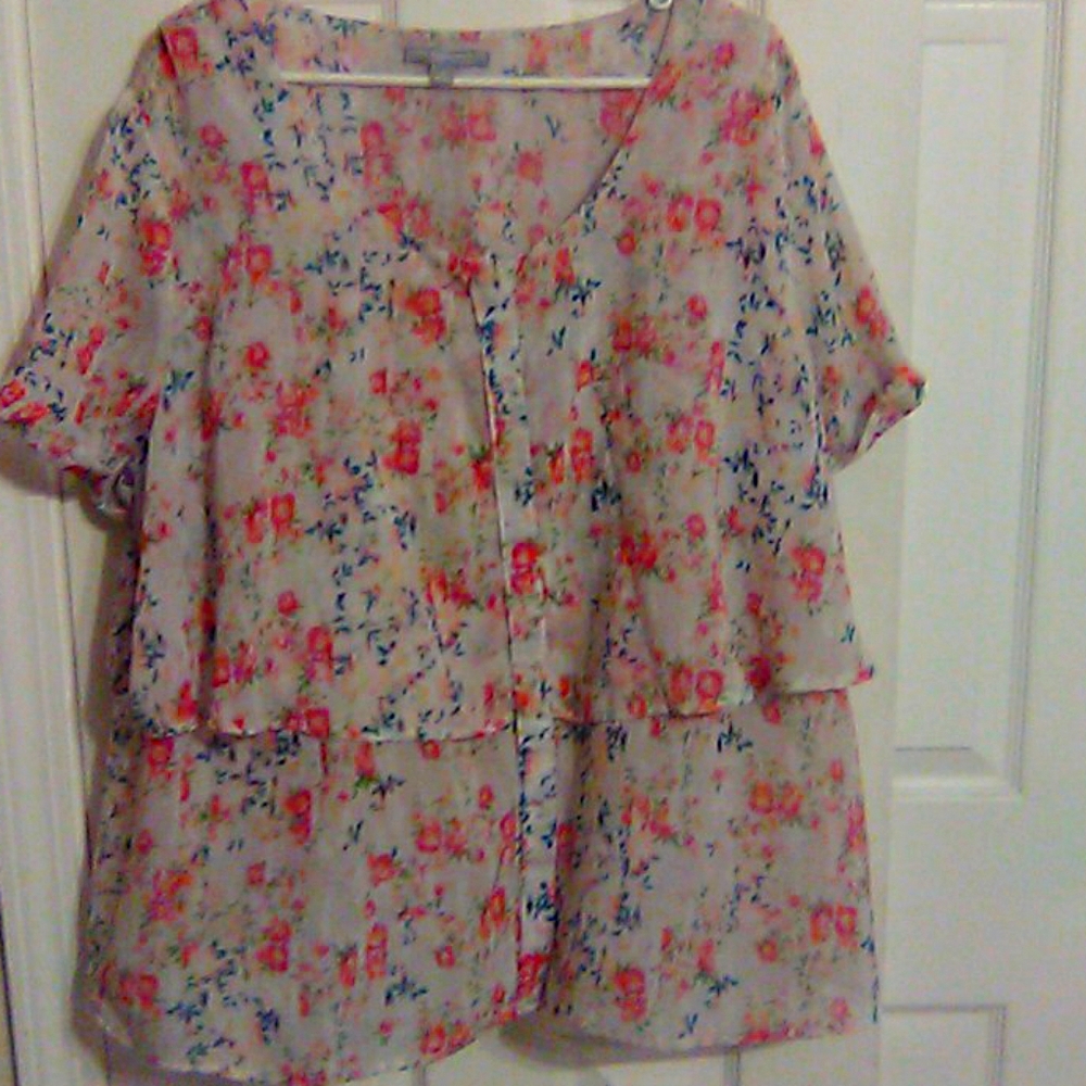 Short sleeve blouse.